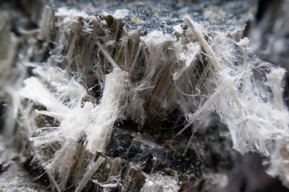 Un matériau contenant de l’amiante a-t-il toujours un aspect fibreux ?