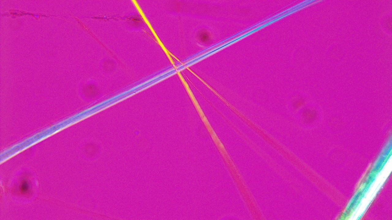 Vue d’amosite avec le microscope à polarisation