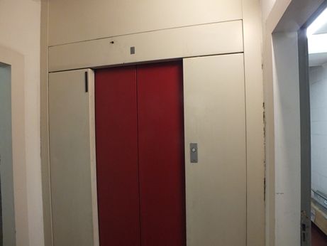 Des plaques contenant de l’amiante (type Pical), se trouvent derrière les portes palières de cet ascenseur.