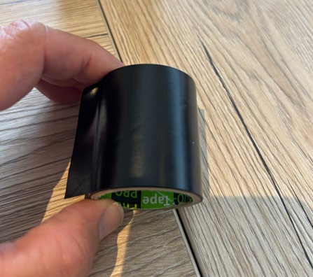 Rouleau de tape d'électricien noir