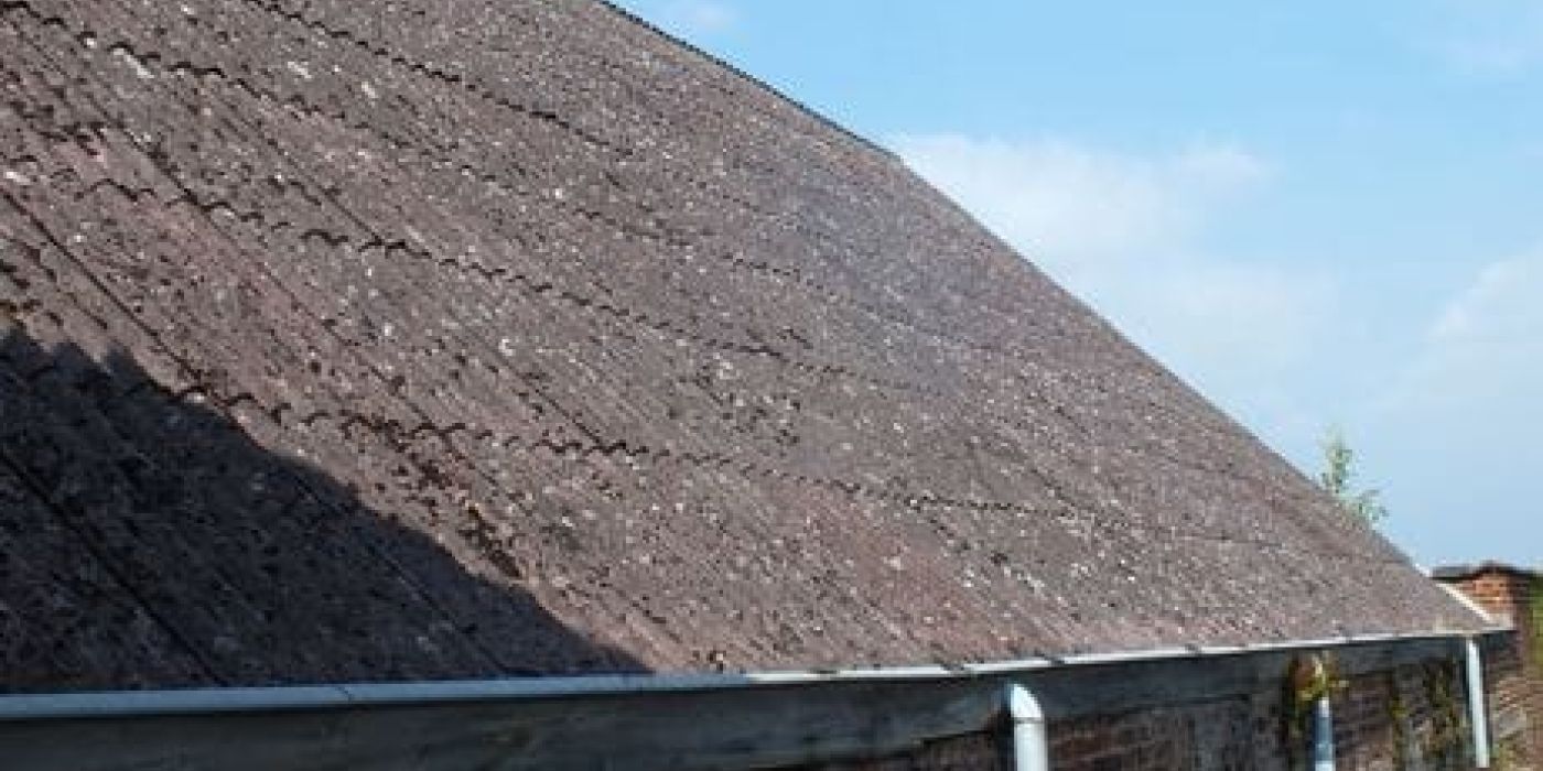toiture ondulée en plaques de fibrociment avec amiante