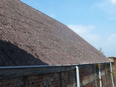 toiture ondulée en plaques de fibrociment avec amiante