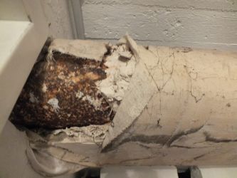 calorifuge en plâtre amiante autour des conduites de chauffage